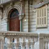 Il piano terra � contraddistinto da un bugnato a fascia interrotto da due finestre centinate con imposte chiare, inquadrate da cornici riprese dall'architettura rinascimentale, e dal massiccio portale d�ingresso che richiama invece il protiro romanico